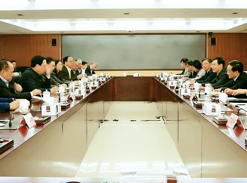 畢井泉就深化保健品品審評審批制度改革聽取公司意見
